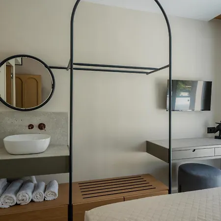 Dive Into Bliss - Daily Housekeeping By Etouri *